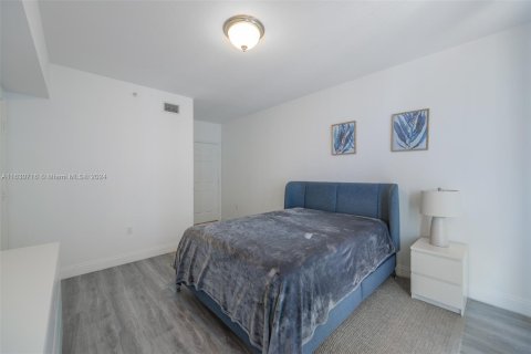 Condo in Hallandale Beach, Florida, 2 bedrooms  № 1291589 - photo 17