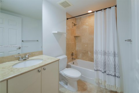 Condo in Hallandale Beach, Florida, 2 bedrooms  № 1291589 - photo 24