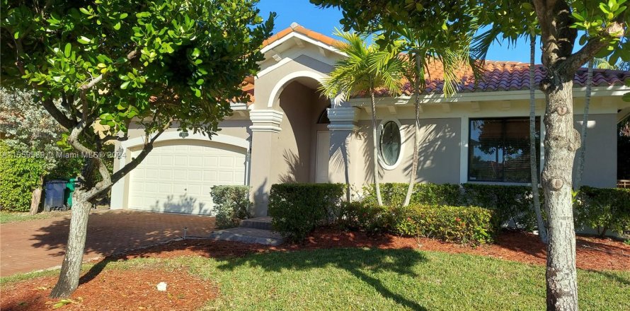 Villa ou maison à Cutler Bay, Floride 4 chambres, 231.88 m2 № 1081264