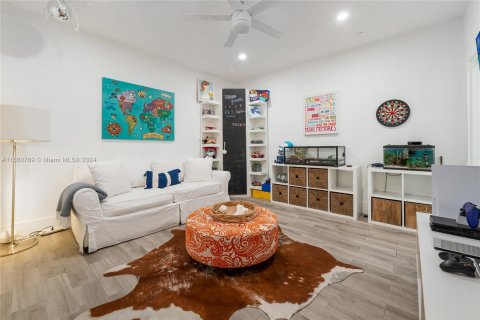 Casa en venta en Miami, Florida, 4 dormitorios, 241.36 m2 № 1368890 - foto 14