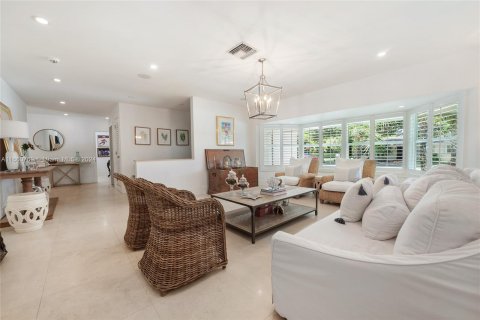 House in Miami, Florida 4 bedrooms, 241.36 sq.m. № 1368890 - photo 4