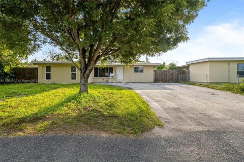 House in Pompano Beach, Florida 3 bedrooms, 135.17 sq.m. № 1368985 - photo 2