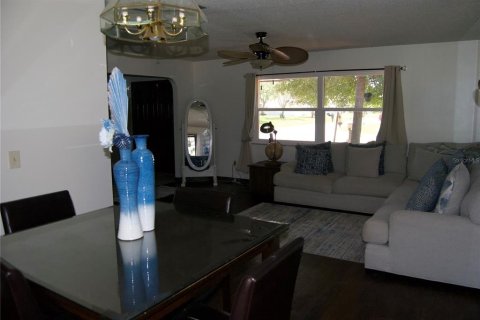 House in Port St. Lucie, Florida 3 bedrooms, 164.81 sq.m. № 1110441 - photo 11