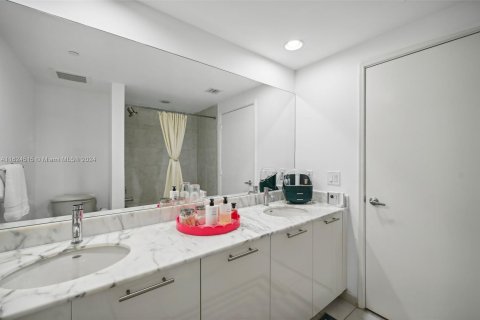 Condo in Miami, Florida, 2 bedrooms  № 1271082 - photo 11