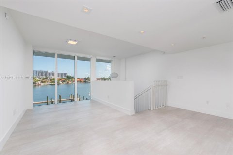 Condominio en venta en Sunny Isles Beach, Florida, 2 dormitorios, 121.98 m2 № 1271115 - foto 11