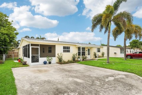 Villa ou maison à vendre à Margate, Floride: 4 chambres, 164.44 m2 № 1242397 - photo 2