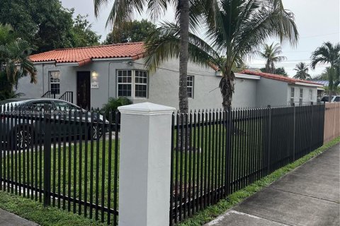 Casa en venta en Hialeah, Florida, 4 dormitorios, 171.22 m2 № 1367023 - foto 1