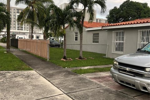 Casa en venta en Hialeah, Florida, 4 dormitorios, 171.22 m2 № 1367023 - foto 2