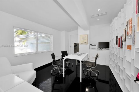 House in Coral Gables, Florida 6 bedrooms, 394.83 sq.m. № 1365937 - photo 21