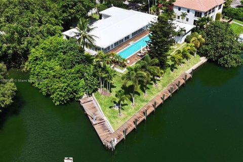 Villa ou maison à vendre à Coral Gables, Floride: 6 chambres, 394.83 m2 № 1365937 - photo 1