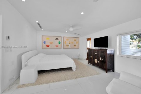 House in Coral Gables, Florida 6 bedrooms, 394.83 sq.m. № 1365937 - photo 11