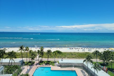 Studio in the Condo in Miami Beach, Florida  № 802432 - photo 1