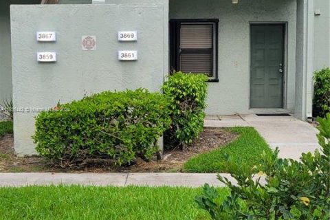 Condo in Coconut Creek, Florida, 2 bedrooms  № 1330354 - photo 1