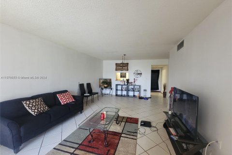 Condo in North Lauderdale, Florida, 2 bedrooms  № 1405972 - photo 29