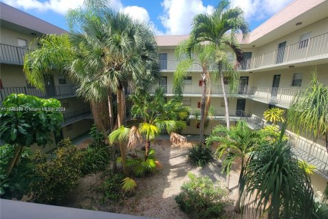 Condo in North Lauderdale, Florida, 2 bedrooms  № 1405972 - photo 26