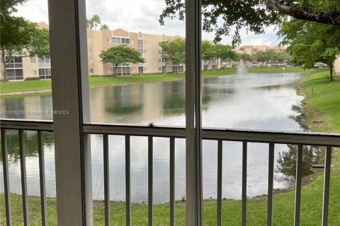 Copropriété à vendre à Tamarac, Floride: 2 chambres, 100.33 m2 № 1406009 - photo 11