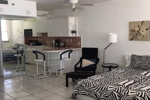 Condo in Miami Beach, Florida  № 3433 - photo 1