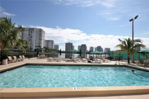 Condo in Aventura, Florida, 2 bedrooms  № 1400223 - photo 21