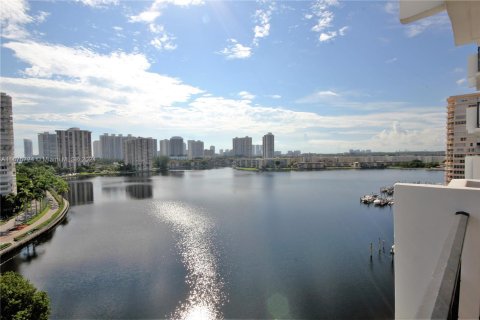 Condo in Aventura, Florida, 2 bedrooms  № 1400223 - photo 1