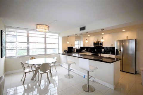 Condo in Aventura, Florida, 2 bedrooms  № 1400223 - photo 4