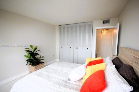 Condo in Aventura, Florida, 2 bedrooms  № 1400223 - photo 13