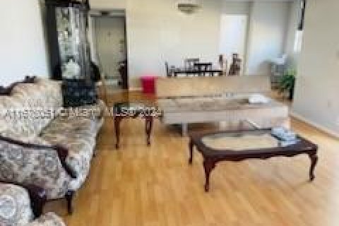 Condo in Hallandale Beach, Florida, 2 bedrooms  № 1400270 - photo 7