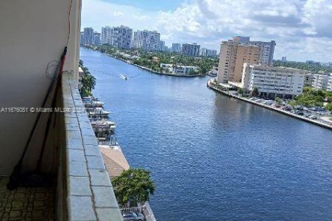 Condo in Hallandale Beach, Florida, 2 bedrooms  № 1400270 - photo 15