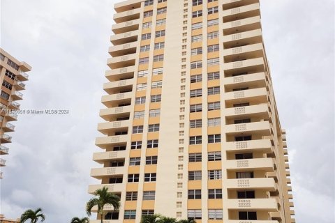 Condo in Hallandale Beach, Florida, 2 bedrooms  № 1400270 - photo 1