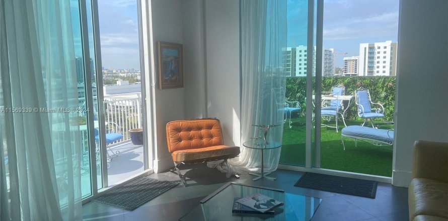 Condominio en Miami, Florida, 1 dormitorio  № 1119197