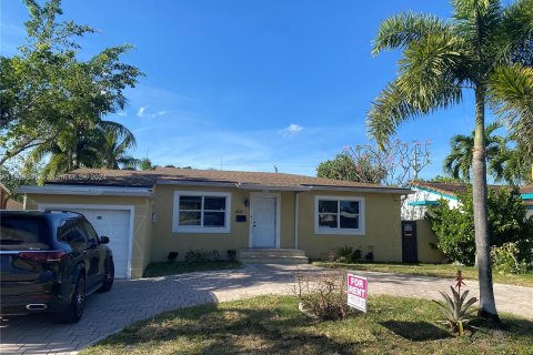 House in Hollywood, Florida 3 bedrooms, 155.15 sq.m. № 1119198 - photo 1