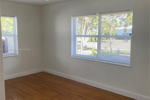 House in Hollywood, Florida 3 bedrooms, 155.15 sq.m. № 1119198 - photo 18
