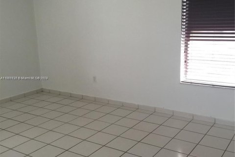 Condominio en alquiler en Miami, Florida, 2 dormitorios, 90.49 m2 № 1369154 - foto 12