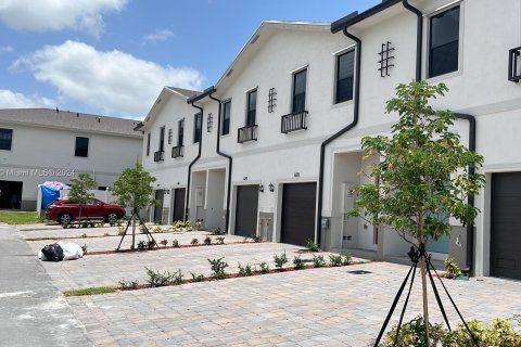 Touwnhouse à vendre à Homestead, Floride: 3 chambres, 154.03 m2 № 1369203 - photo 1