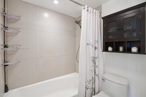 Condo in Aventura, Florida, 2 bedrooms  № 1393545 - photo 10