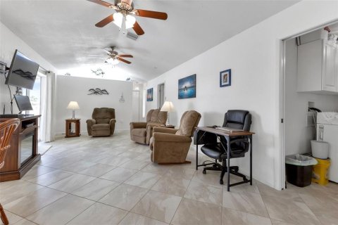 Casa en venta en Punta Gorda, Florida, 2 dormitorios, 149.29 m2 № 1130685 - foto 9