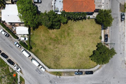 Propiedad comercial en venta en Miami, Florida № 1187805 - foto 2