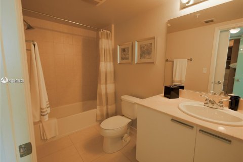 Condominio en alquiler en Sunny Isles Beach, Florida, 3 dormitorios, 159.33 m2 № 12554 - foto 27