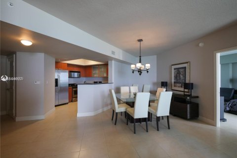 Condominio en alquiler en Sunny Isles Beach, Florida, 3 dormitorios, 159.33 m2 № 12554 - foto 9
