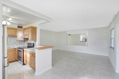 Condo in West Palm Beach, Florida, 2 bedrooms  № 1102267 - photo 21