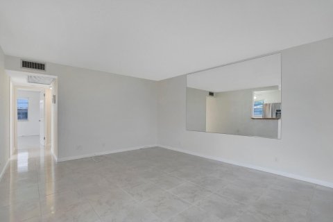 Condo in West Palm Beach, Florida, 2 bedrooms  № 1102267 - photo 23