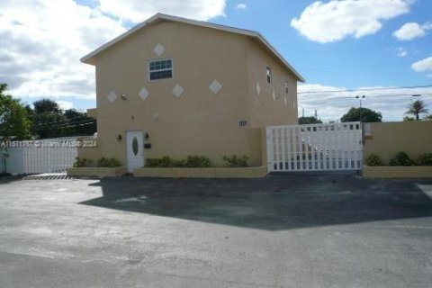 Купить коммерческую недвижимость в Лейк-Уорт, Флорида № 1128347 - фото 3