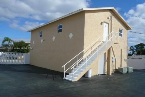 Купить коммерческую недвижимость в Лейк-Уорт, Флорида № 1128347 - фото 2
