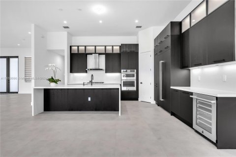 Casa en venta en Miami, Florida, 5 dormitorios, 408.96 m2 № 1365463 - foto 18