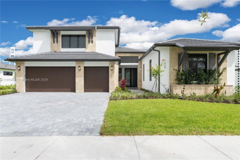 House in Miami, Florida 5 bedrooms, 408.96 sq.m. № 1365463 - photo 1