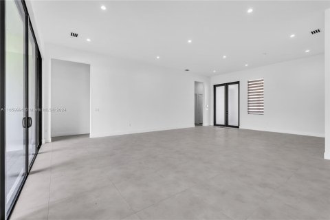 Casa en venta en Miami, Florida, 5 dormitorios, 408.96 m2 № 1365463 - foto 15