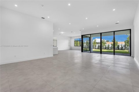 Villa ou maison à vendre à Miami, Floride: 5 chambres, 408.96 m2 № 1365463 - photo 12