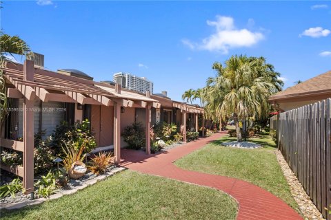 Villa ou maison à vendre à Hallandale Beach, Floride: 2 chambres, 156.08 m2 № 1100604 - photo 9