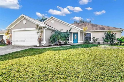 Villa ou maison à vendre à Cape Coral, Floride: 3 chambres, 189.06 m2 № 611664 - photo 1