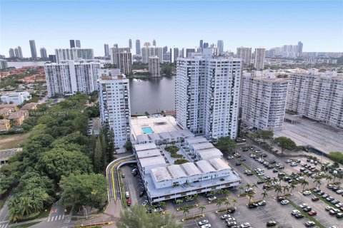 Condo in Aventura, Florida, 1 bedroom  № 1101472 - photo 3