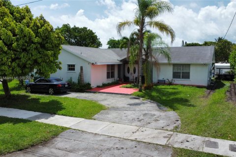 Villa ou maison à vendre à Cutler Bay, Floride: 5 chambres, 260.5 m2 № 1229590 - photo 3